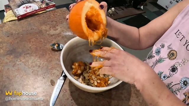 Cheryl pumpkin pie pişiriyor