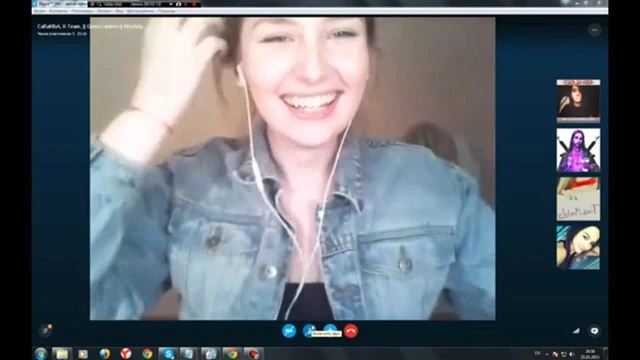 Великолепная девушка показывает член перед вебкамерой