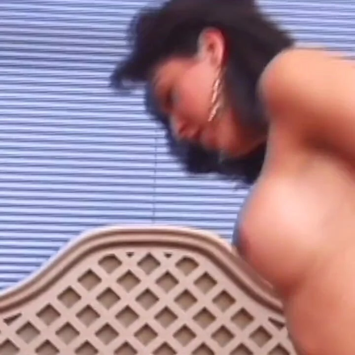 Ateşli lezbiyen dildo oyununda baştan çıkarıcı esmer ve sarışın kızlar