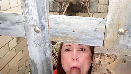 Hapishane gardiyanını emiyor