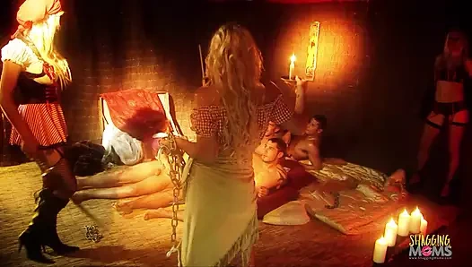 Büyük memeli korsan kızlar yerde sert grup seks yapıyor