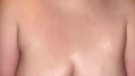 Rahatlatıcı arka plan müziğiyle yağlı büyük göğüslerimi ovuyorum