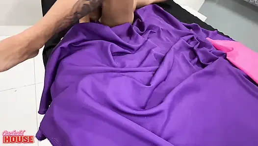 O Yaşlı, Iri Sikli Adam, Genç Esmer Kızın Kıçına Acımasızca Sikini Sonuna Kadar Soktu
