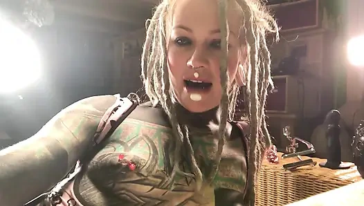 Azgın alternatif dövmeli kız seks oyuncaklarını göt tıkacıyla gösteriyor