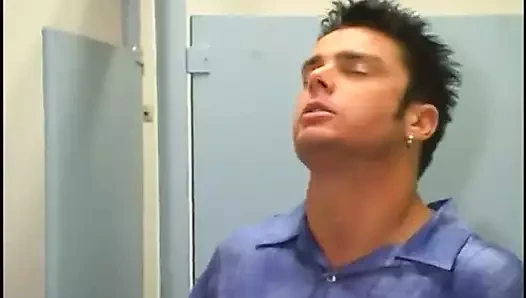 Yarağa tapan sürtük tuvalette adama sakso çekiyor