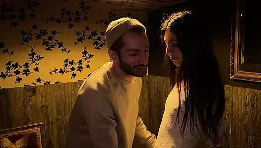 Aldatılan adam kız arkadaşının kulübün VIP odasında en iyi arkadaşı tarafından nasıl sikilmesini izliyor - 1.130