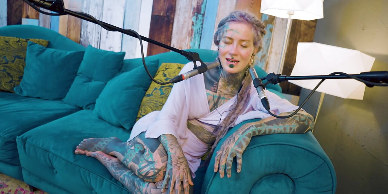 B hakkında konuşuyorum - bordem - asmr podcast sfw konuşuyor gotik sıska kız dreadlocks dövmeli model dövmeli kız