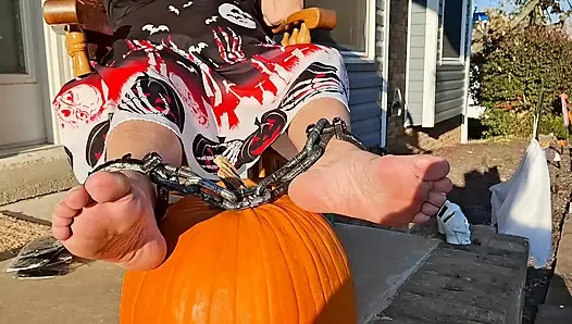 Kız arkadaşların ayak tabanları esaret altında pt.2