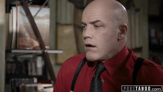 Saf tabu okul müdürü gençleri cezbetmek için öğretmen kullanır