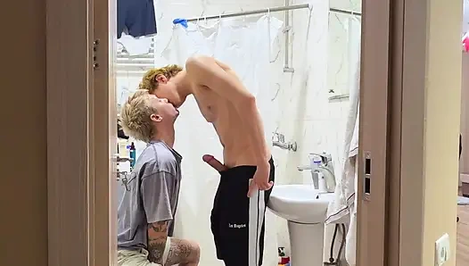 Arkadaş Kıç Yalıyor, Pürüzsüz Twink Karşılıklı Oral Seks Büyük Bir Penisle Onu Seviyor