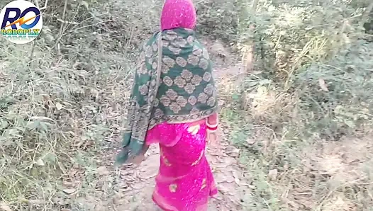 Fui a caminar por la jungla del pueblo indio y levanté mi sari y mostré mi culo, senos y coño e inserté m