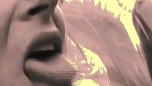 Ateşli sarışın yarak emiyor ve amını yediriyor