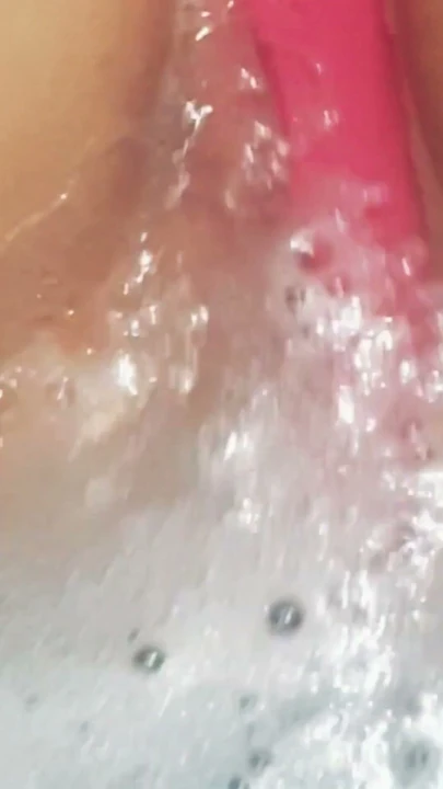 Gerçek Amatör karı köpük banyosunda götüne ve amına dildo sokarak kendini sikiyor | Bölüm 1