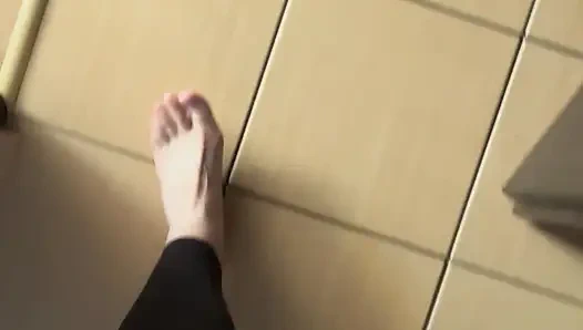 Yalınayak yürüyor