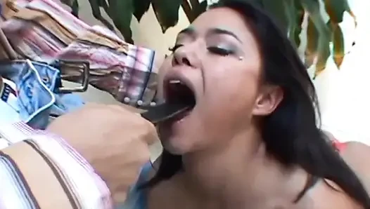 Asyalı genç kız götten çifte sikişiyor