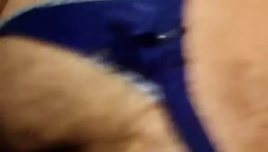 Novinho de fio dental dando para o coroa do pau gosto.