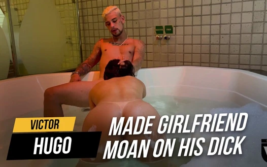 Kız arkadaşını sikinin üzerinde inletiyor