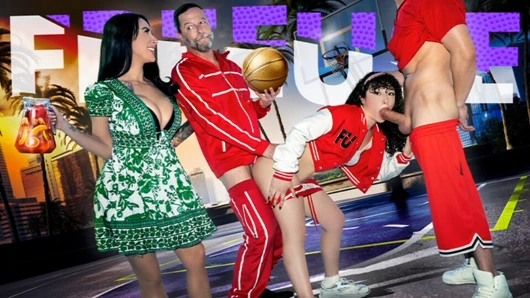 Pixie'nin azdırması üvey babası ve üvey erkek kardeşiyle kesintisiz bir grup seks partisine dönüşüyor