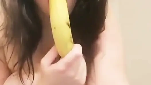 Muz emiyor ve mastürbasyon yapıyor