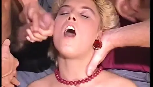 Seksi kaltağın yüzüne iki kez boşalıyor