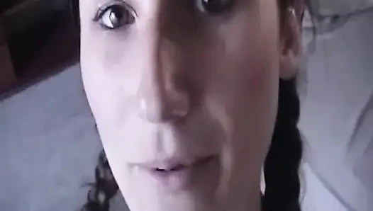 Esmer orta yaşlı seksi kadın ıslak ıslak sakso çekiyor ve damlayan tükürük