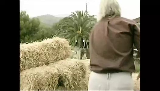 İster orta yaşlı seksi kadın ister götünde yarak olan bir genç kız olsun, amcığı ıslanıyor (tam film)