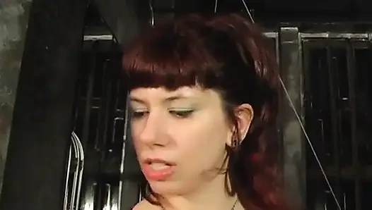 Seksi dominatrix adamın götünü tokatlıyor ve yarağını ve taşaklarını bağlııyor