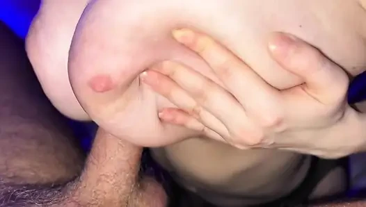 Büyük göt tıkaçlı büyük memeli hatun anal sert sikiliyor