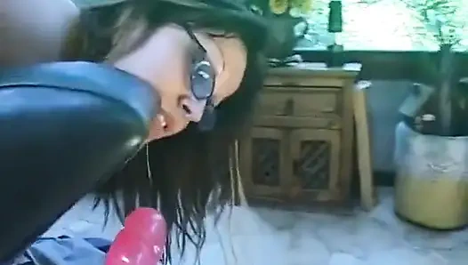 Gözlüklü iri güzel kız ilk kez anal seks yapıyor