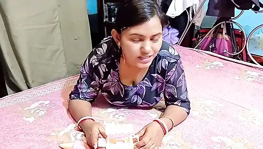 Hintli köylü seks videosu, Hintli kız açık havada köyde üvey erkek kardeşi tarafından büyük memeli baskı