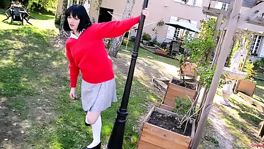 Natahlia Steel'in yer aldığı kırmızı üniformalı video