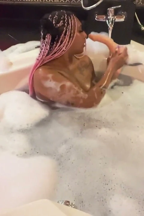 Jakuzide dildo sikişi