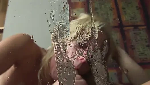 Yaramaz sarışın gırtlağına kadar sert sikiliyor