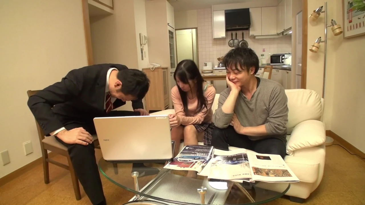 जब हम चुदाई कर रहे होते हैं तो वह अपने पति की आवाज सुनने के लिए बहुत उत्साहित थी । उसकी बेहद संवेदनशील हो गई।