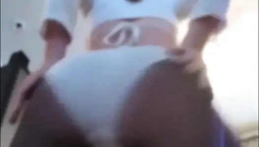 Virgina file çorapla twerk yapıyor