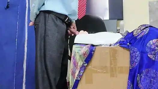 Yaşlı adam üzerinde çalışıyor