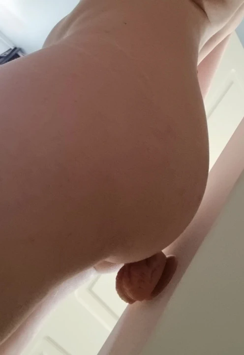 Travesti dildoyla sikişiyor