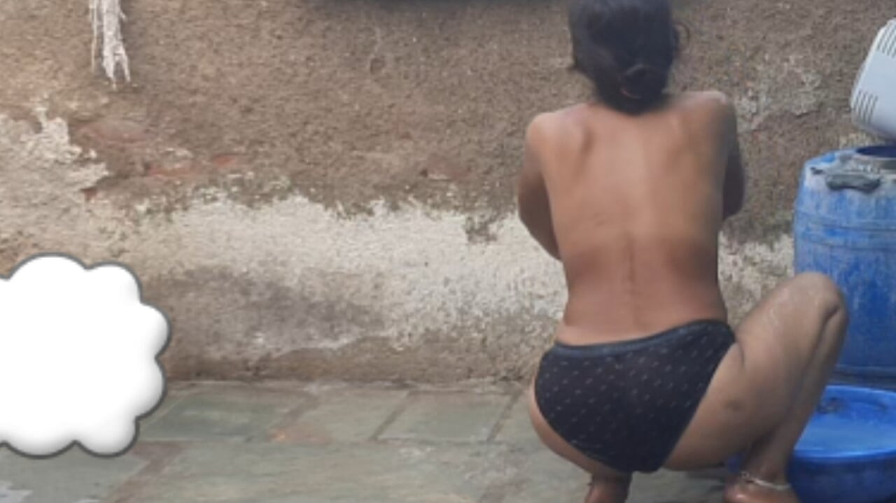 Akrabamın ev hanımı benim evimde siyah iç çamaşırı ile açık banyoda banyo yapıyor