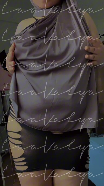 Возбужденная шлюшка в хиджабе