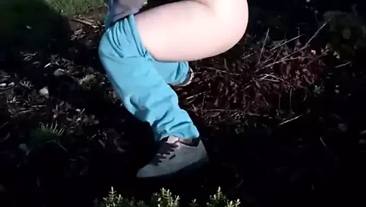 Yoğun bir kavşakta işemek tarafından verilen sıfır sikikleri