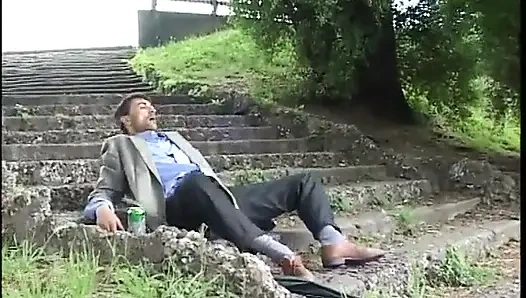 Vahşi genç erkek avcısı sert yarağı alıyor