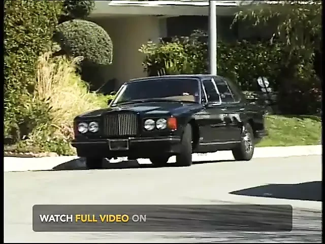 Seksi memeli ve kırmızı elbiseli sapık sarışın oturma odasında sikiliyor