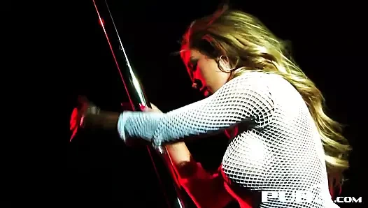 Seksi striptizci Capri koca yaraklı bir müşteriyi sikiyor