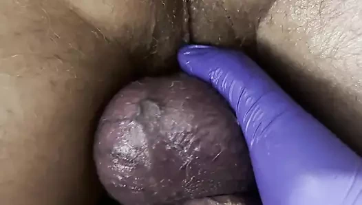 Bu domuzu gıcık edene kadar götten sikiyor