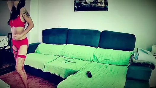 Kırmızı iç çamaşırıyla dans