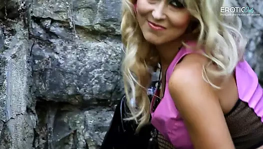 Sarışın orta yaşlı seksi kadın kamera kullanıcılarına eroticonly'de göstermek için açık havada soyunuyor!