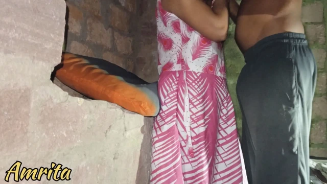 Hintli bir kızı eve çağırıyor ve sikiyor