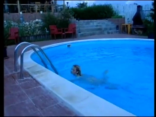 Seksi sürtük havuz başında sakso çekiyor ve çim sandalyesine boşalıyor