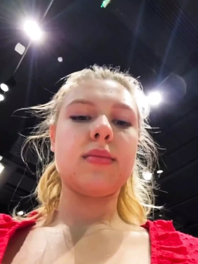 Çok damlatıyor ve herkesin içinde pembe amını parmaklıyor