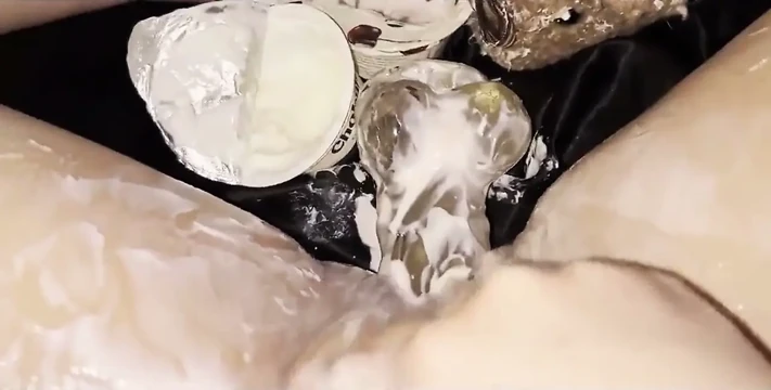 Üvey kızım yougurt ile çıldırıyor&büyük cam dildo-onu evde yalnız bırakırsam bunun olacağını bilmiyordum